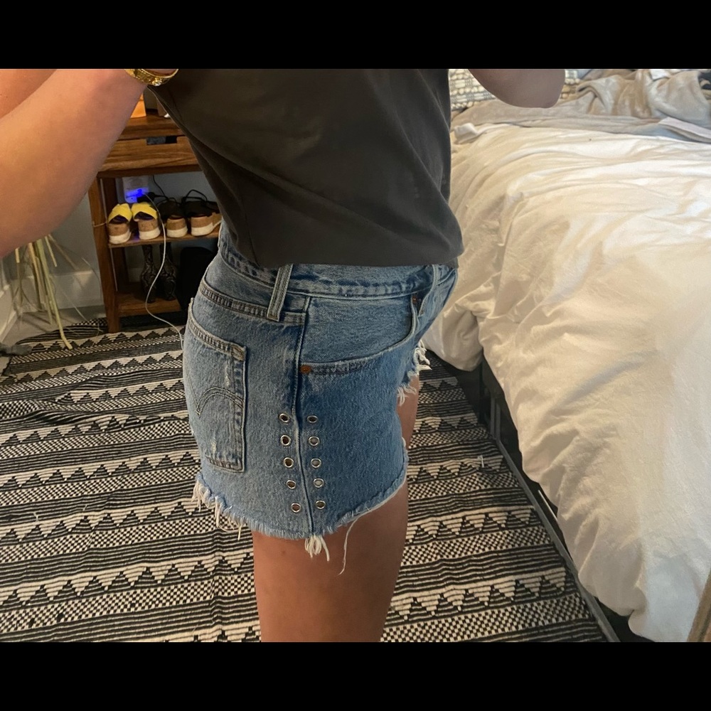 Super cute detailed Levi Jean short !!